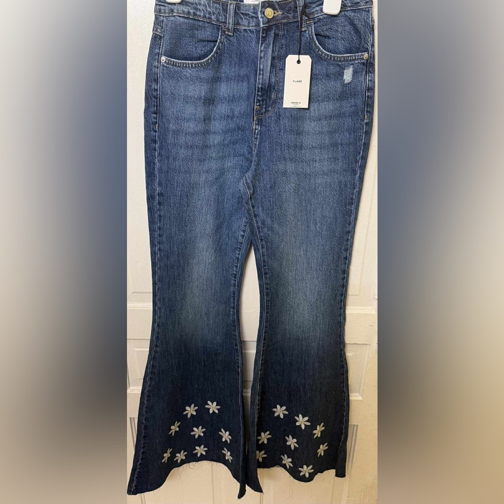 Forever 21 Flare Jeans w/ Daisy Embroidered Hem NWT Size 30 (also sizes 28,&31)